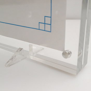 TOMB-FEET-Portrait2-EA